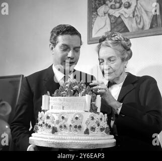 SON 21ème GÂTEAU D'ANNIVERSAIRE POUR WINSTON Londres, Angleterre, Royaume-Uni : Madame Maria Floris, la pâtissière de la Reine, met la touche finale au gâteau qu'elle a fait pour Sir Winston Churchill, qui célèbre son 88ème anniversaire demain, 30 novembre 1962. C'est la 21e année consécutive que Mme Floris a fait un gâteau pour l'anniversaire de Sir Winston. En regardant le Soho de Mme Floris, dans les locaux londoniens aujourd'hui, on voit son fils, M. Christopher Floris, candidat libéral potentiel pour Oldbury et Halesowen. 29 NOVEMBRE 1962 Banque D'Images