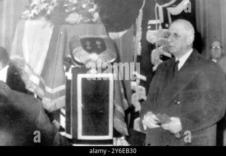 LE PRÉSIDENT FRANÇAIS CHARLES DE GAULLE AUX FUNÉRAILLES DU PRÉSIDENT RENÉ COTY AU HAVRE ; 27 NOVEMBRE 1962 Banque D'Images