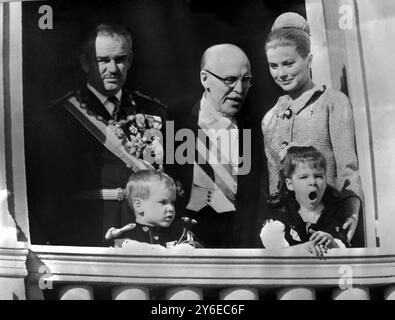 19 NOVEMBRE 1962 PRINCE RAINER DE MONACO AVEC SON PÈRE LE PRINCE PIERRE DE POLIGNAC, ÉPOUSE LA PRINCESSE GRACE, ET LES ENFANTS LE PRINCE ALBERT ET LA PRINCESSE CAROLINE. REGARDER LA PARADE DE LA FÊTE NATIONALE DEPUIS LE BALCON DU PALAIS ROYAL DE MONACO. Banque D'Images