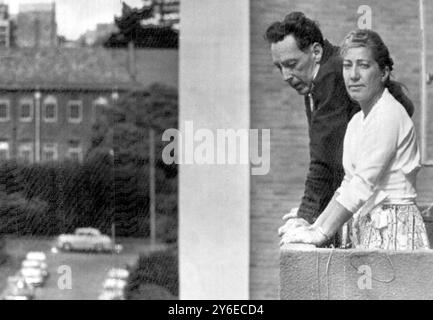 16 NOVEMBRE 1962 M. ET MME JACK HODGSON REGARDENT PAR-DESSUS LE BALCON DE LEUR MAISON APRÈS AVOIR ÉTÉ PLACÉS EN RÉSIDENCE SURVEILLÉE 24 HEURES SUR 24 PENDANT 5 ANS EN TANT QUE PRÉSUMÉS SUBVERSIFS. ILS NE POURRONT PAS RECEVOIR D'INVITÉS OU DE MEMBRES DE LA FAMILLE. JOHANNESBURG, AFRIQUE DU SUD. Banque D'Images