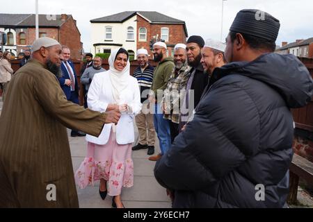 Le secrétaire d'État à la Justice Shabana Mahmood rencontre l'imam de la mosquée du Centre islamique de Southport, Ibrahim Hussein, et d'autres participants de la mosquée, lors d'une visite à Southport, Merseyside, à la suite des émeutes qui ont suivi la mort de trois enfants dans une attaque au couteau lors d'un cours de danse le 29 juillet. Date de la photo : mercredi 25 septembre 2024. Banque D'Images