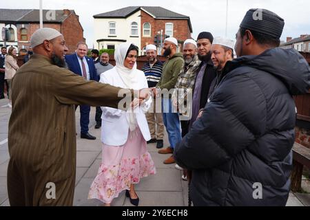 Le secrétaire d'État à la Justice Shabana Mahmood rencontre l'imam de la mosquée du Centre islamique de Southport, Ibrahim Hussein, et d'autres participants de la mosquée, lors d'une visite à Southport, Merseyside, à la suite des émeutes qui ont suivi la mort de trois enfants dans une attaque au couteau lors d'un cours de danse le 29 juillet. Date de la photo : mercredi 25 septembre 2024. Banque D'Images