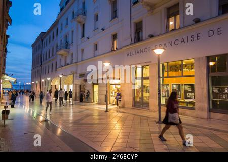 Marmontova Ulica, une rue commerçante principale / route piétonne pour les acheteurs piétons / shopping & visiteurs touristiques, et la population locale. Diviser. Croatie. (138) Banque D'Images