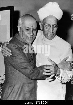 LE PREMIER MINISTRE INDIEN PANDIT JAWAHARLAL NEHRU AVEC LE PRÉSIDENT INDIEN RADHAKRISHNAN À NEW DELHI ; 14 NOVEMBRE 1962 Banque D'Images