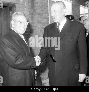 LE PREMIER MINISTRE JAPONAIS HAYATO IKEDA AVEC LE PREMIER MINISTRE BRITANNIQUE MACMILLAN À L'AÉROPORT DE LONDRES / ; 12 NOVEMBRE 1962 Banque D'Images