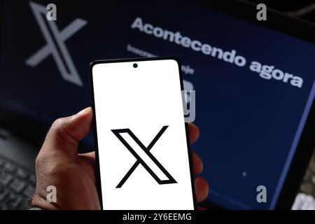 27 septembre 2024, Portugal. Dans cette illustration photo, le logo du réseau social X (Twitter) vu affiché sur l'écran d'un smartphone Banque D'Images