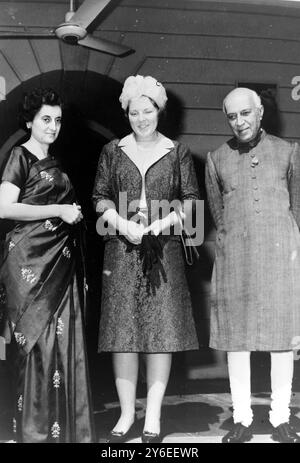 INDIRA GANDHI AVEC SON PÈRE PREMIER PANDIT JAWAHARLAL NEHRU & PRINCESS BEATRIX / À NEW DELHI ; 5 NOVEMBRE 1962 Banque D'Images