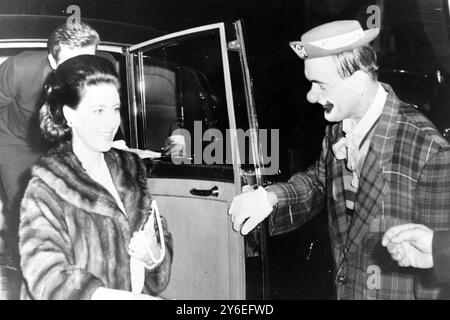 LA PRINCESSE MARGARET SE LEVA AVEC LORD SNOWDON CLOWN HOLDS DOOR ; LE 1ER NOVEMBRE 1962 Banque D'Images