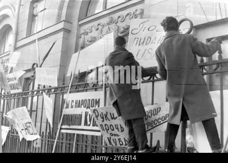 MANIFESTATION CONTRE LE BLOCUS CUBAIN AMBASSADE DES ÉTATS-UNIS À MOSCOU ; 27 OCTOBRE 1962 Banque D'Images