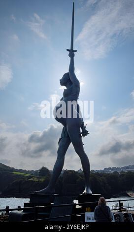 La sculpture Verity de Damien Hirst à l'entrée du port d'Ilfracombe, Devon Banque D'Images