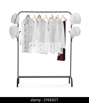 Différents uniformes de chef sur porte-vêtements sur fond blanc Banque D'Images