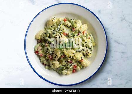 Délicieux gnocchi avec sauce yaourt et asperges vertes. Table vue sur le dessus avec décorations de Noël. Banque D'Images