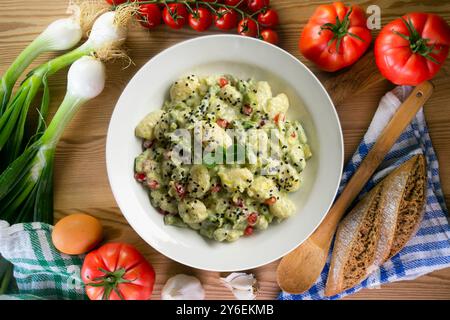 Délicieux gnocchi avec sauce yaourt et asperges vertes. Table vue sur le dessus avec décorations de Noël. Banque D'Images