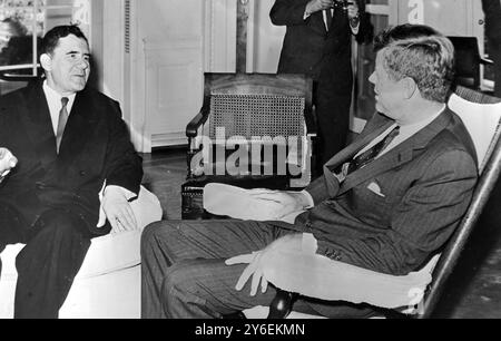 Le ministre soviétique des Affaires étrangères Andrei Gromyko (à gauche) discute avec le président américain John F. Kennedy (à droite) lors de leur réunion à la Maison Blanche ici, le 18 octobre 1962, au milieu des attentes croissantes d'une conférence Kennedy - Krouchtchev ici plus tard sur Berlin et d'autres questions officielles est - Ouest, Washington DC, USA.20 OCTOBRE 1962 Banque D'Images