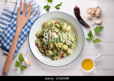 Délicieux gnocchi avec sauce yaourt et asperges vertes. Table vue sur le dessus avec décorations de Noël. Banque D'Images