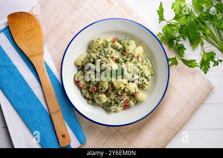 Délicieux gnocchi avec sauce yaourt et asperges vertes. Table vue sur le dessus avec décorations de Noël. Banque D'Images