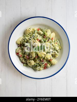 Délicieux gnocchi avec sauce yaourt et asperges vertes. Table vue sur le dessus avec décorations de Noël. Banque D'Images