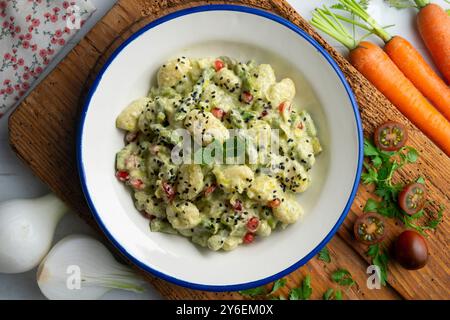 Délicieux gnocchi avec sauce yaourt et asperges vertes. Table vue sur le dessus avec décorations de Noël. Banque D'Images