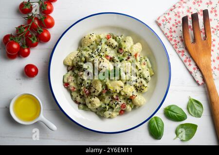 Délicieux gnocchi avec sauce yaourt et asperges vertes. Table vue sur le dessus avec décorations de Noël. Banque D'Images