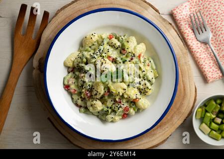 Délicieux gnocchi avec sauce yaourt et asperges vertes. Table vue sur le dessus avec décorations de Noël. Banque D'Images