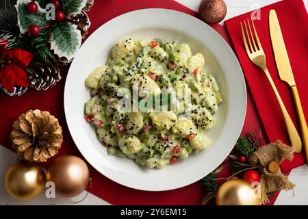 Délicieux gnocchi avec sauce yaourt et asperges vertes. Table vue sur le dessus avec décorations de Noël. Banque D'Images