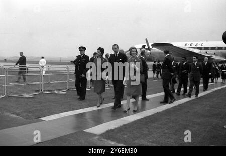 DUCHESSE NAD DUC DE KENT EDWARD À L'AÉROPORT DE LONDRES DEPUIS L'OUGANDA ; 19 OCTOBRE 1962 Banque D'Images