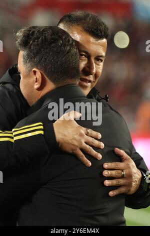 Le Cochilien Colo Colo Argentine Jorge Almiron (R)hughs son collègue argentin River plate Marcelo Gallardo avant le match de quart de finale de la CONMEBOL Copa Libertadores, au stade El Monumental de Buenos Aires, le 24 septembre 2024. Banque D'Images