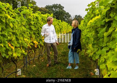 Johan Öberg en conversation avec la journaliste gastronomique Angela Berg. Johan & Heather Öberg dirigent la cave Thora Vingård. Dalen, Båstads kommun, Skåne, Suède Banque D'Images