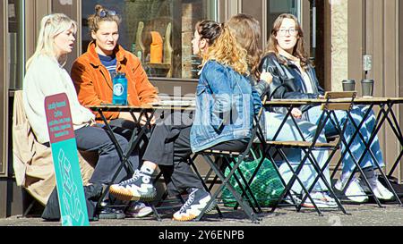 Glasgow, Écosse, Royaume-Uni. 25 septembre 2024. Météo Royaume-Uni : ensoleillé dans le centre de la ville. Crédit Gerard Ferry/Alamy Live News Banque D'Images