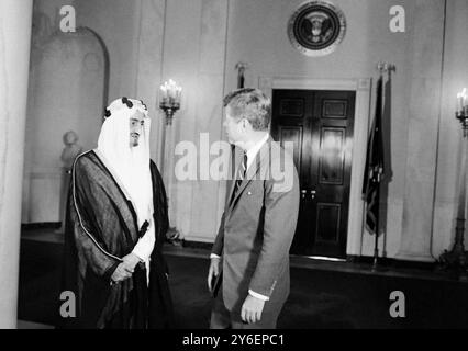 LE PRÉSIDENT AMÉRICAIN JOHN F. KENNEDY COURONNE LE PRINCE FAISAL AL SAOUD À WASHINGTON / ; 7 OCTOBRE 1962 Banque D'Images