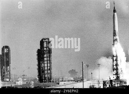 UN MISSILE GUIDÉ ET DES FUSÉES ATLAS LANCE UNE FUSÉE MERCURE ; 5 OCTOBRE 1962 Banque D'Images