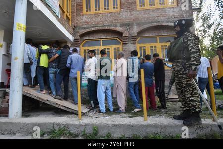 Srinagar, Inde. 25 septembre 2024. Les électeurs hommes font la queue devant un bureau de vote à Dal Lake pour des élections partielles pour le siège de l'Assemblée de Srinagar. (Photo de Mubashir Hassan/Pacific Press) crédit : Pacific Press Media production Corp./Alamy Live News Banque D'Images