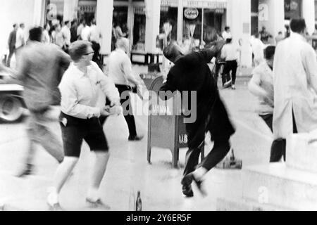 1ER OCTOBRE 1962 DES ÉTUDIANTS DE L'UNIVERSITÉ DU MISSISSIPPI JETTENT DES BOUTEILLES ET DES PIERRES SUR LES SOLDATS FÉDÉRAUX POUR PROTESTER CONTRE L'ENRÔLEMENT DE JAMES MEREDITH, LE PREMIER AFRO-AMÉRICAIN À FRÉQUENTER L'UNIVERSITÉ DU MISSISSIPPI. OXFORD, MISSISSIPPI, ÉTATS-UNIS. Banque D'Images