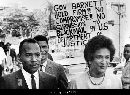 30 SEPTEMBRE 1962 JAMES MEREDITH ET SON AVOCATE, CONSTANCE MOTLEY, QUITTENT LA COUR FÉDÉRALE DE LA NOUVELLE-ORLÉANS. LE GOUVERNEUR DU MISSISSIPPI, ROSS BARNETT, NE S'EST PAS PRÉSENTÉ À L'AUDIENCE. LE GOUVERNEUR A REFUSÉ À JAMES MEREDITH D'ÊTRE LE PREMIER AFRO-AMÉRICAIN À FRÉQUENTER L'UNIVERSITÉ DU MISSISSIPPI, AUX ÉTATS-UNIS. Banque D'Images