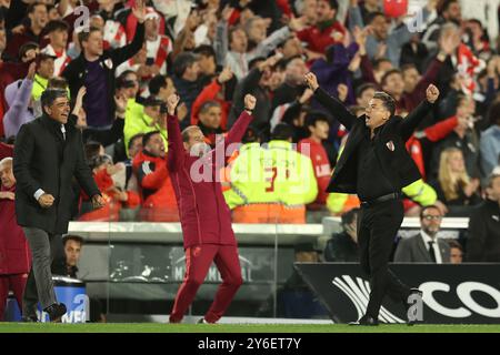 L’entraîneur-chef argentin de River plate Marcelo Gallardo (R) et son assistante Matias Biscay (G) célèbrent la victoire de son équipe par 1-0 contre Chiles’s Colo Colo lors du match de football de deuxième manche de la CONMEBOL Copa Libertadores, au stade El Monumental de Buenos Aires, le 24 septembre 2024. Banque D'Images