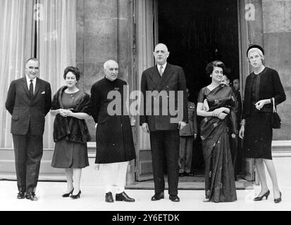 LE PRÉSIDENT FRANÇAIS CHARLES DE GAULLE AVEC GEORGES POMPIDOU ET LE PREMIER MINISTRE INDIEN PANDIT JAWAHARLAL NEHRU À PARIS / ; 24 SEPTEMBRE 1962 Banque D'Images