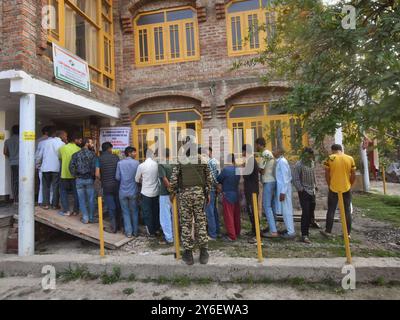 Srinagar, Jammu-et-Cachemire, Inde. 25 septembre 2024. Les électeurs hommes font la queue devant un bureau de vote à Dal Lake pour des élections partielles pour le siège de l'Assemblée de Srinagar. (Crédit image : © Mubashir Hassan/Pacific Press via ZUMA Press Wire) USAGE ÉDITORIAL SEULEMENT! Non destiné à UN USAGE commercial ! Banque D'Images