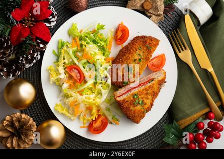 Asturian Cachopo. Filet de bœuf pané farci au fromage et au poivre. Table vue sur le dessus avec décoration de Noël. Banque D'Images