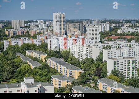 Hochhäuser, Fritz-Erler-Allee, Gropiusstadt, Neukölln, Berlin, Deutschland *** immeubles de grande hauteur, Fritz Erler Allee, Gropiusstadt, Neukölln, Berlin, Allemagne Banque D'Images