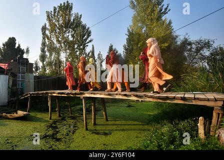 Srinagar, Inde. 25 septembre 2024. (9/25/2024) les électrices traversent un pont en bois à l'extérieur d'un bureau de vote à Dal Lake pour des élections partielles pour le siège de l'Assemblée de Srinagar. (Photo de Mubashir Hassan/Pacific Press/Sipa USA) crédit : Sipa USA/Alamy Live News Banque D'Images