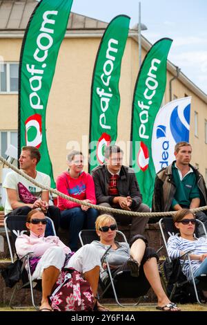 LES FANS REGARDENT L'ACTION SUR UN COURT extérieur, BEACH VOLLEY, MARIEHAMN, 2011 : les gens regardent l'action de Beach volley sur les courts extérieurs dans des vêtements d'été élégants lors de la chaude journée d'été de la mer Baltique en août 2011 au PAF Open à Mariehamn, Åland, Finlande. Photographie : Rob Watkins. INFO : entre 2009-2013, le tournoi PAF Open Beach Volleyball était un événement annuel organisé à Mariehamn, Åland, Finlande. Il a attiré les meilleures équipes et joueurs internationaux dans le cadre du circuit mondial officiel de la FIVB, mettant en vedette le Beach volley de haut niveau. Banque D'Images