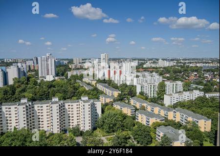 Hochhäuser, Fritz-Erler-Allee, Gropiusstadt, Neukölln, Berlin, Deutschland *** immeubles de grande hauteur, Fritz Erler Allee, Gropiusstadt, Neukölln, Berlin, Allemagne Banque D'Images