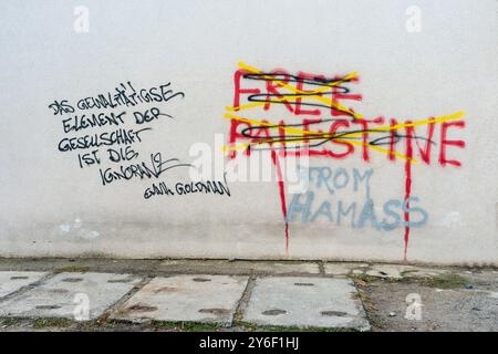 Graffiti 'Free Palestine' en lettres rouges barrées et mots 'from Hamas' ajoutés sur la façade d'une maison à Berlin, en Allemagne, en Europe Banque D'Images