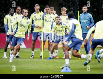 AMSTERDAM - Daniele Rugani de l'Ajax et Jordan Henderson lors d'une séance d'entraînement à de Toekomst avant le match de Ligue Europa avec Besiktas. ANP KOEN VAN WEEL Banque D'Images