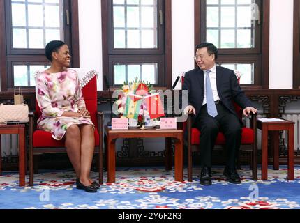 Pékin, Chine. 25 septembre 2024. Le président de l'agence de presse Xinhua, Fu Hua, rencontre Isabel Domingos, ambassadrice de Sao Tomé-et-principe en Chine, à Pékin, capitale de la Chine, le 25 septembre 2024. Crédit : Ju Peng/Xinhua/Alamy Live News Banque D'Images