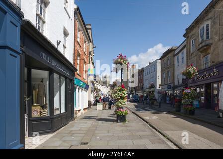 The High Street à Wells, Somerset, Angleterre. Cathédrale au loin. Les gens en arrière-plan. Banque D'Images