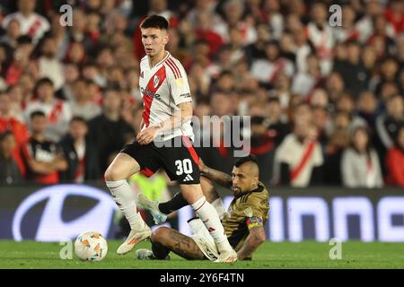 Le milieu argentin de River plate Franco Mastantuono (l) contrôle le ballon devant le milieu chilien de Colo Colo Arturo Vidal lors du match de match de deuxième manche de la CONMEBOL Copa Libertadores, au stade El Monumental de Buenos Aires, le 24 septembre 2024. Banque D'Images