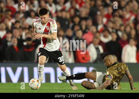 Le milieu argentin de River plate Franco Mastantuono (l) contrôle le ballon devant le milieu chilien de Colo Colo Arturo Vidal lors du match de match de deuxième manche de la CONMEBOL Copa Libertadores, au stade El Monumental de Buenos Aires, le 24 septembre 2024. Banque D'Images