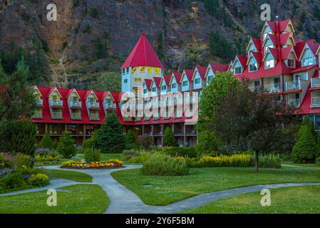 Three Valley Lake Chateau à Revelstoke, Colombie-Britannique, Canada, n'est pas l'un des hôtels les plus modernes, mais est une destination absolument charmante. Banque D'Images