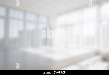 Fond de la salle de lumière vide Blurred White avec de grandes fenêtres panoramiques Banque D'Images